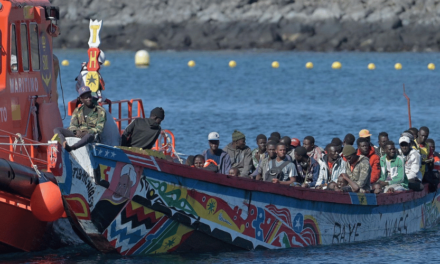 Un total de 50 inmigrantes llegan por sus propios medios a una playa de Gran Canaria y otros 80 a El Hierro