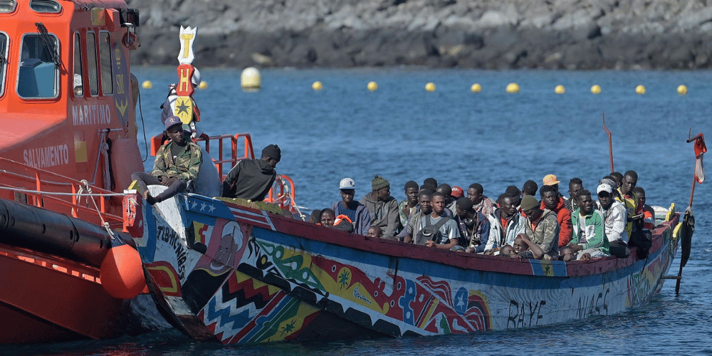 Un total de 50 inmigrantes llegan por sus propios medios a una playa de Gran Canaria y otros 80 a El Hierro