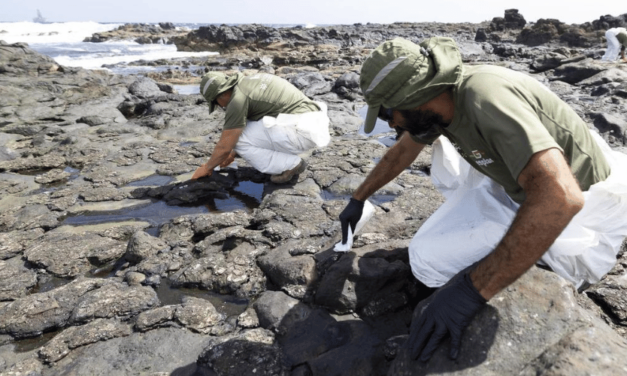 Sancionan con €250.000 al pesquero que arrojó al mar 200 litros de fuel en Canaria