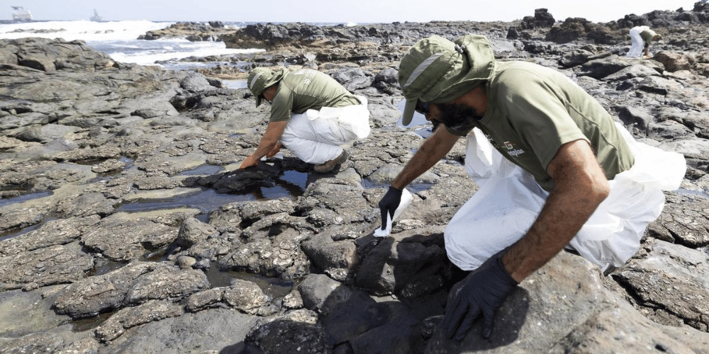 Sancionan con €250.000 al pesquero que arrojó al mar 200 litros de fuel en Canaria