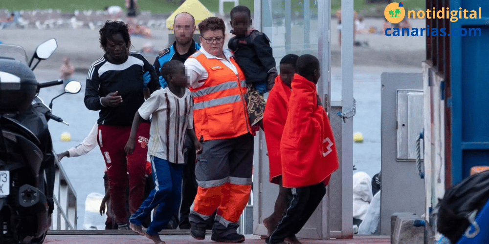Menores migrantes no acompañados en Canarias esperando redistribución en España