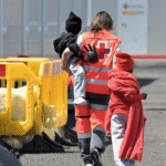 Redistribución de Menores Migrantes en España: Canarias Exige Acción Antes del Verano