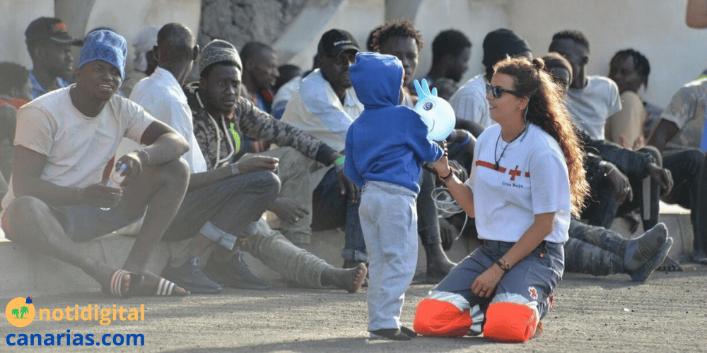 Agente de la Cruz Roja jugando con uno de los menores migrantes no acompañados