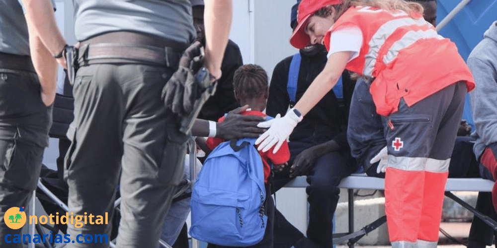 Grupo de menores migrantes no acompañados en centro de acogida en Canarias