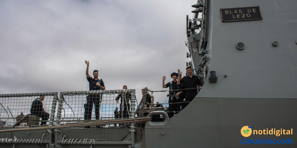 Princesa Leonor en formación militar a bordo de la fragata Blas de Lezo durante el ejercicio SINKEX de la Armada Española