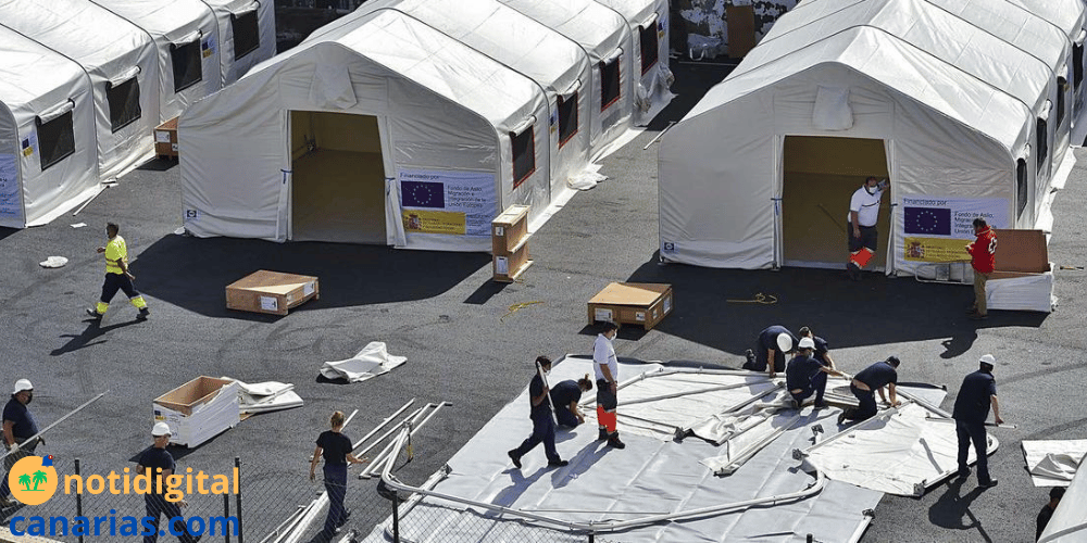 Menores migrantes no acompañados en Canarias esperando reubicación en centros de asilo del Gobierno de España