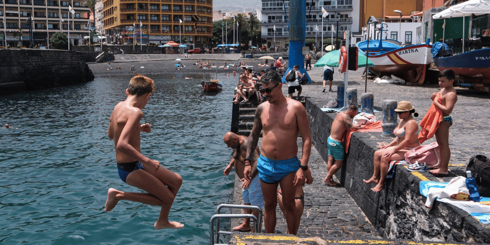 Ola de calor en Canarias: cielo anaranjado por la calima y termómetros marcando más de 40°C