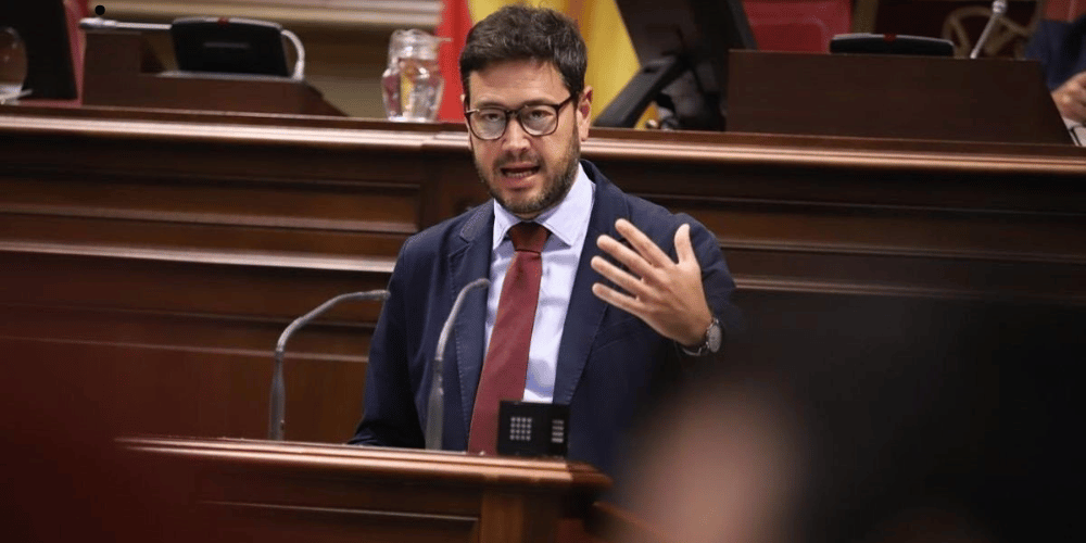Jacob Qadri, vicesecretario del PP Canarias, durante rueda de prensa criticando la gestión de Sánchez con las islas
