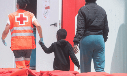Crisis menores migrantes Canarias: Urgen al Estado a acelerar traslados