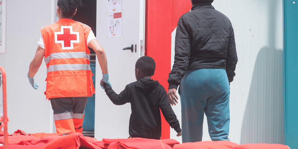 Crisis menores migrantes Canarias: Urgen al Estado a acelerar traslados