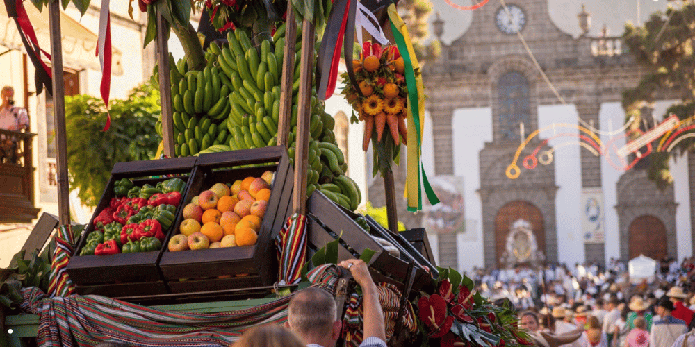Fiestas del Pino: Romería Ofrenda a la Virgen del Pino en Teror con carretas tradicionales y miles de peregrinos en Gran Canaria