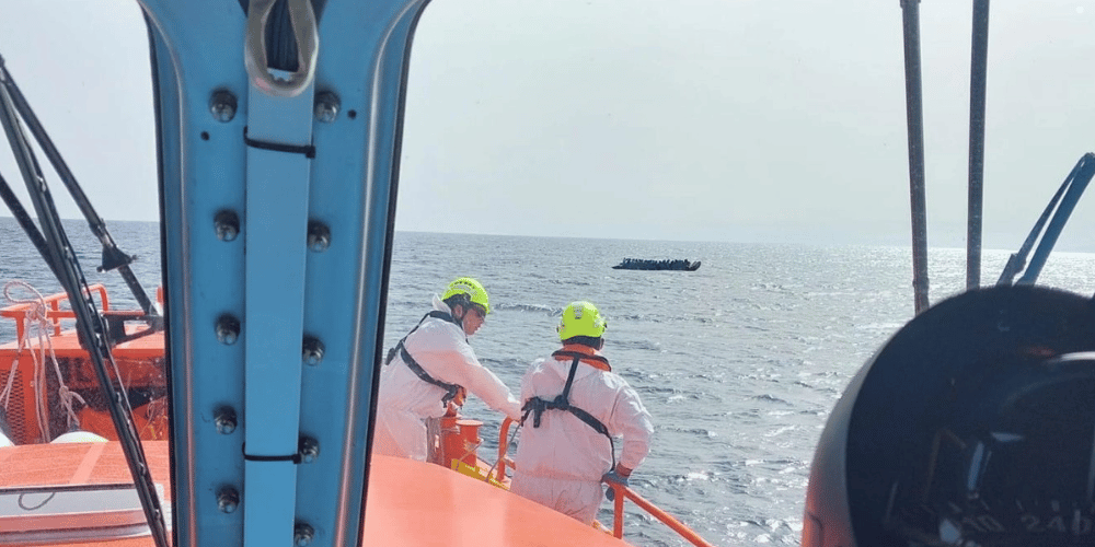 Operación de rescate de inmigrantes de Salvamento Marítimo en aguas cercanas a Lanzarote con más de 100 inmigrantes a bordo de una patera