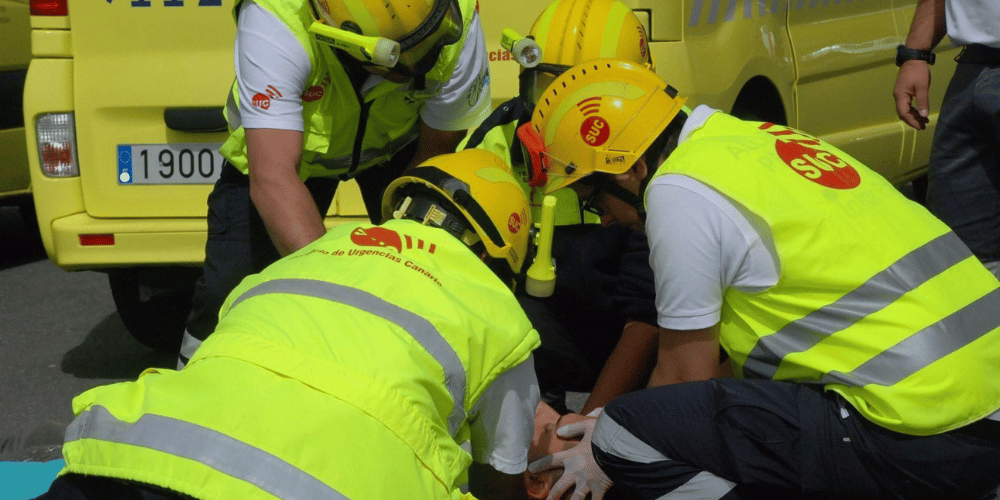 Accidentes mortales en Canarias con presencia de servicios de emergencia y vehículos siniestrados