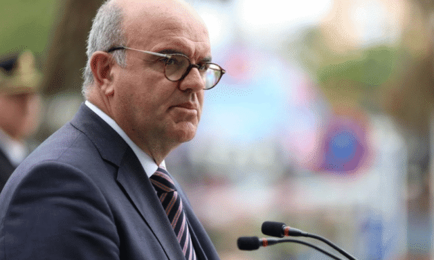 Anselmo Pestana responde a Abascal: «Que vaya a mentir a otro sitio» sobre inmigración y seguridad en Canarias