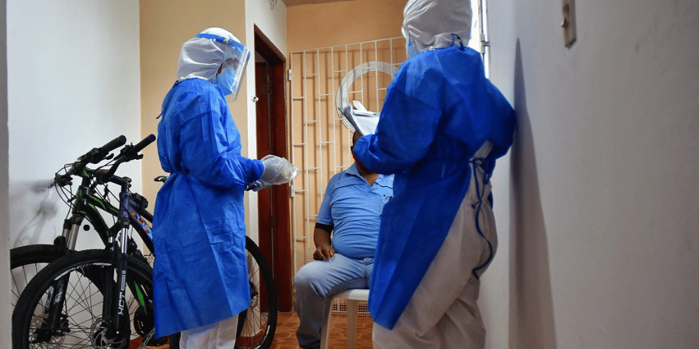 Personal sanitario realizando labores de rastreo y control epidemiológico en La Palma, Islas Canarias