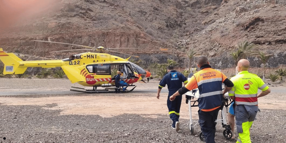 Operativo de emergencias y helicóptero medicalizado en el parque acuático Lago Taurito, Gran Canaria, tras el rescate de una niña