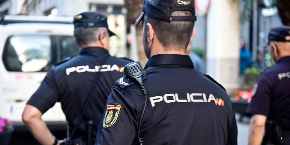 Agentes de la Policía Nacional en una operación contra la trata de seres humanos con fines de explotación sexual en la isla de La Palma.