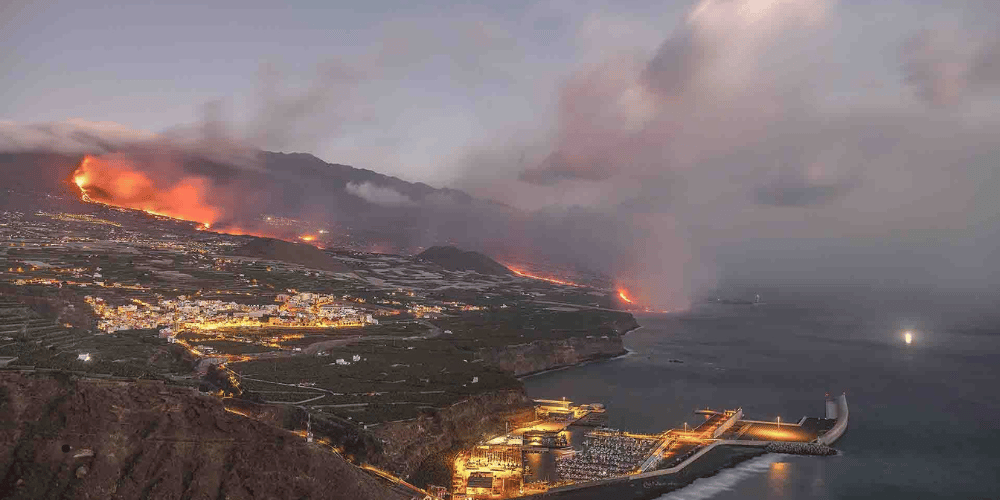 Vista aérea de la colada de lava solidificada del volcán Tajogaite en La Palma, con los restos sepultados de las viviendas de El Paraíso al fondo.