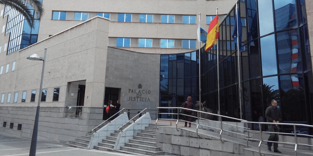 Fachada de los juzgados de Santa Cruz de Tenerife, donde la Fiscalía ha solicitado 12 años de prisión para un entrenador de tenis acusado de abuso sexual a una menor.