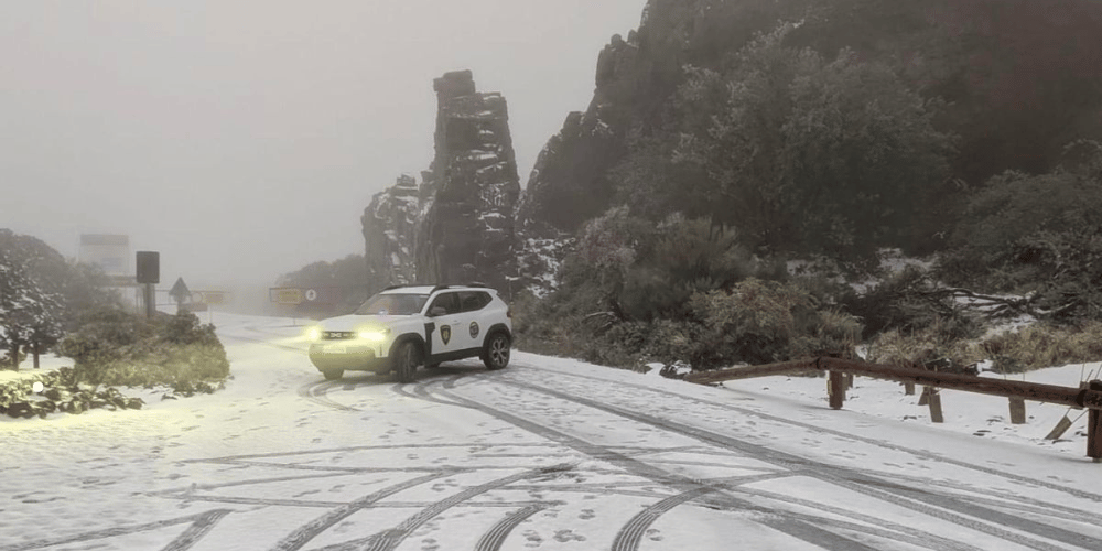 Vista de la cumbre del Teide cubierta de nieve por el impacto de la borrasca Therese en Canarias.