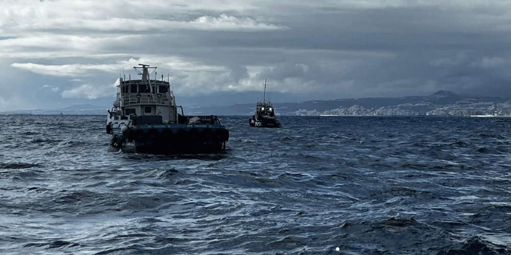 Persecución marítima durante la captura del buque Sylvia M. en Las Palmas, con embarcaciones de Salvamento Marítimo y Guardia Civil en el Puerto de La Luz durante el temporal.